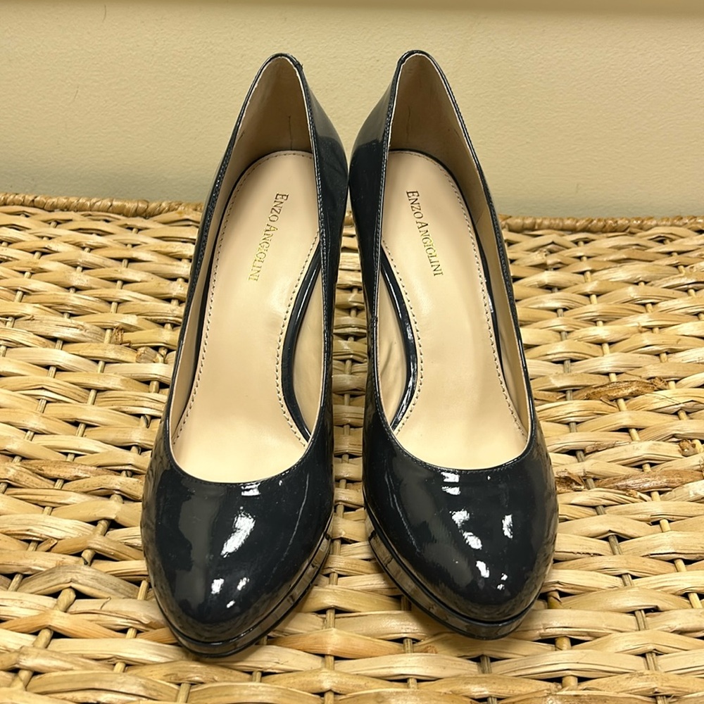 New in box Enzo Angiolini navy blue/gray patent leather heels size 9